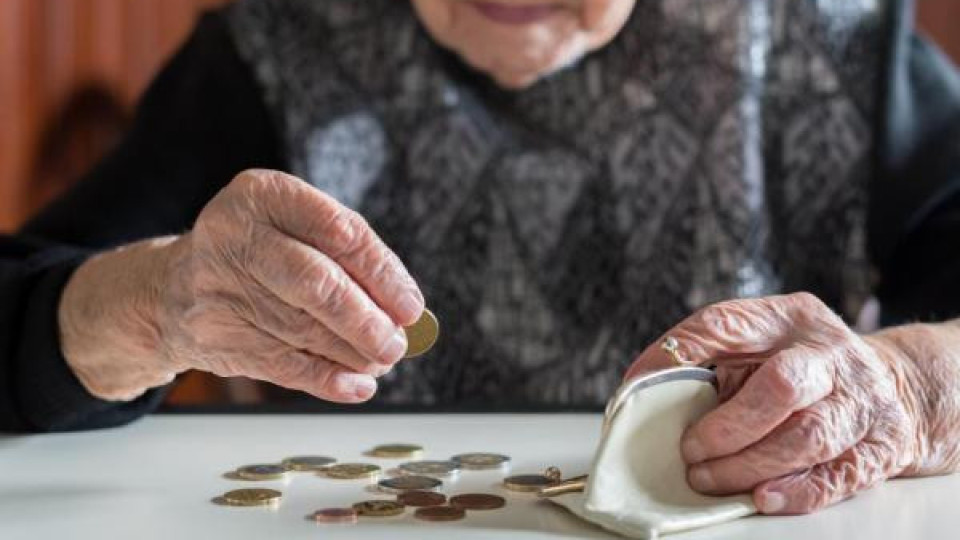 Нова секира за бъдещите пенсионерки