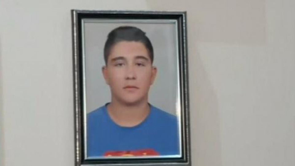 Прокуратурата разследва смъртта на 18-годишния Теодор от Пловдив. Бащата: Синът ми умираше, а лекарите пиеха кафе
