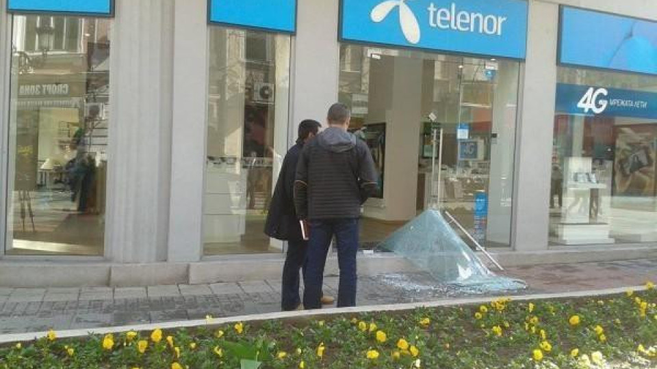 Кокошкарско изпълнение на служители на Telenor в Пловдив донесе неприятности за оператора Кокошкарско изпълнение на служители на Telenor в Пловдив донесе неприятности за оператора