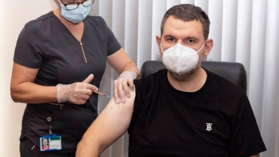 Делян Пеевски и Йордан Цонев се ваксинираха с трета бустерна доза (Снимкa)