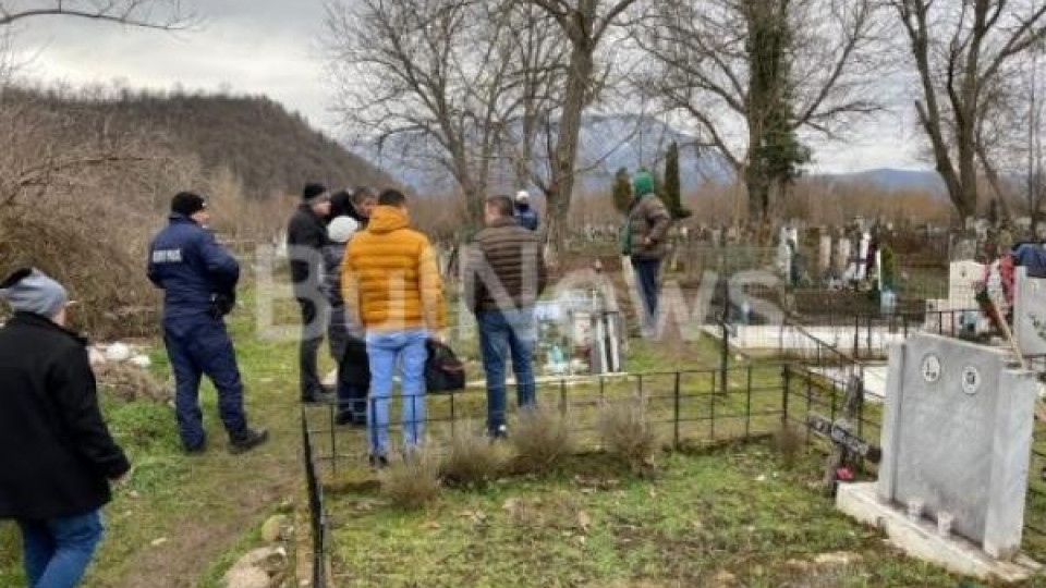 Гробищата на село Пудрия почерняха от униформени заради ексхумацията на Миглена Сиренянска