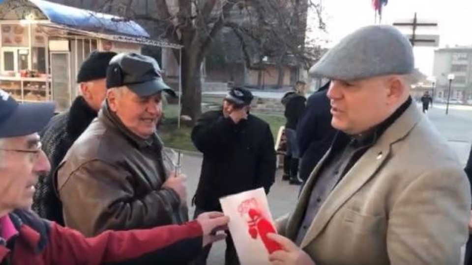 Главен прокурор Иван Гешев с мартеница от доволните жители на Чирпан