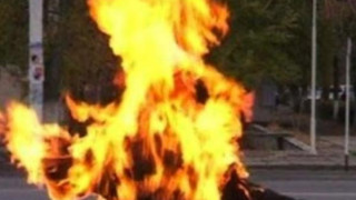 Нечовешко! Мъж запали 66-годишна жена