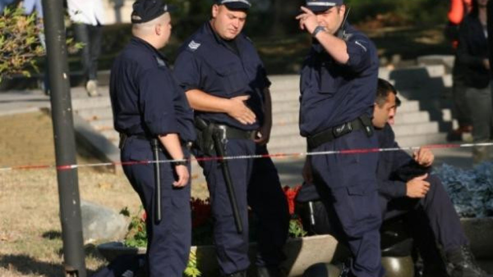 Въоръженият до зъби пиян полицай, изплашил ученици, отказал да се предаде на колегите си! Насила го вкарали в изтрезвителното Въоръженият до зъби пиян полицай, изплашил ученици, отказал да се предаде на колегите си! Насила го вкарали в изтрезвителното