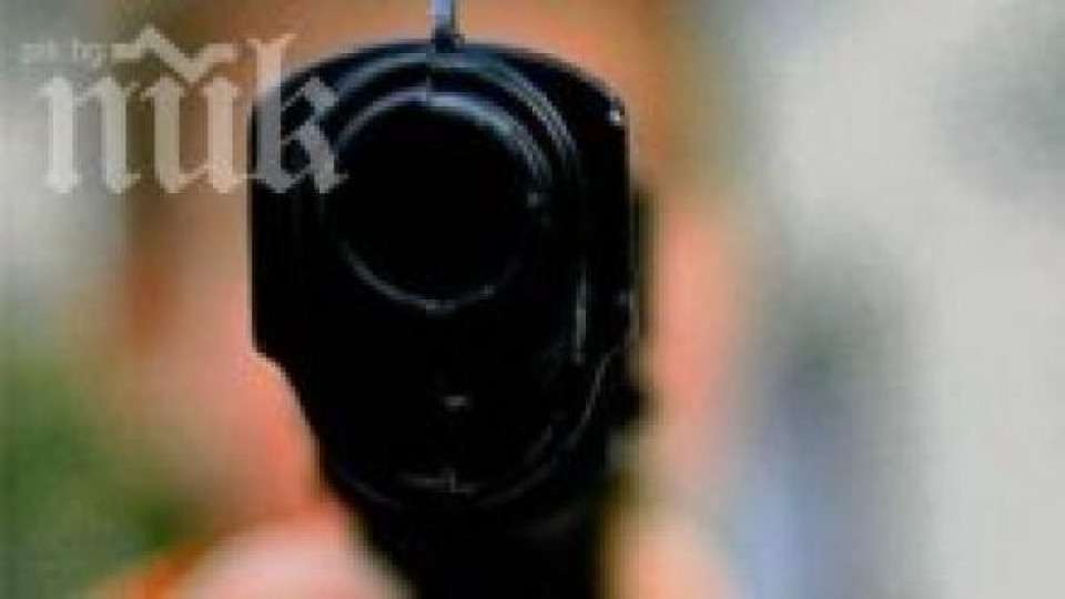 Задържаха мъж с боен пистолет във Враца Задържаха мъж с боен пистолет във Враца