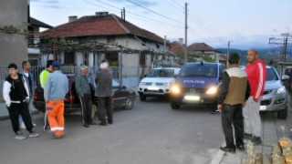 Щурмуваха дома на барикадиралия се в Черниче