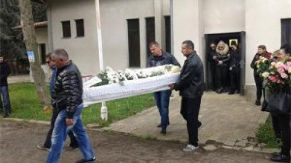 Проклятие тегне над семейството на малката Алекс! Проклятие тегне над семейството на малката Алекс!