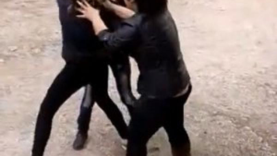 Меле във Варна! Млади момичета се биха зверски пред погледите на стъписани граждани Меле във Варна! Млади момичета се биха зверски пред погледите на стъписани граждани
