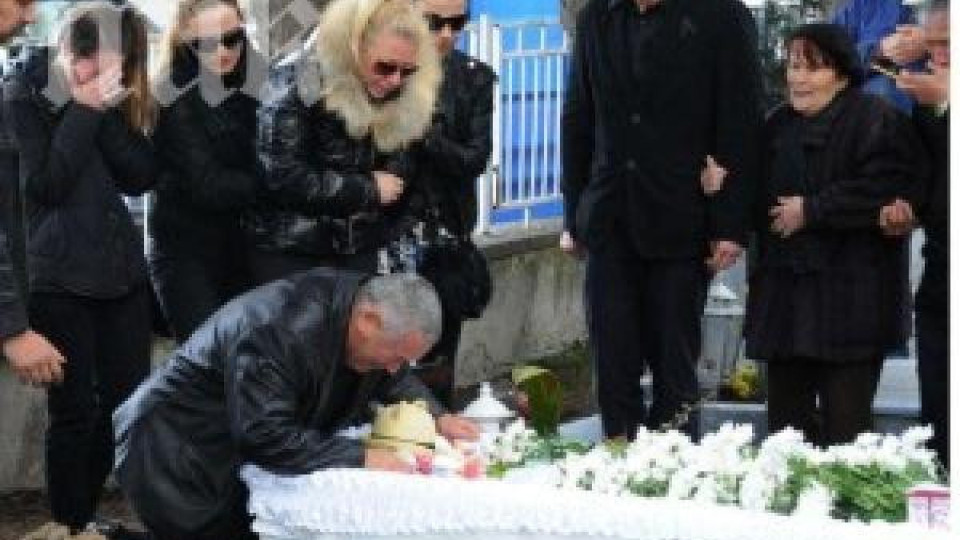 Таткото на малката Алекс извършил нещо страшно в миналото! Таткото на малката Алекс извършил нещо страшно в миналото!