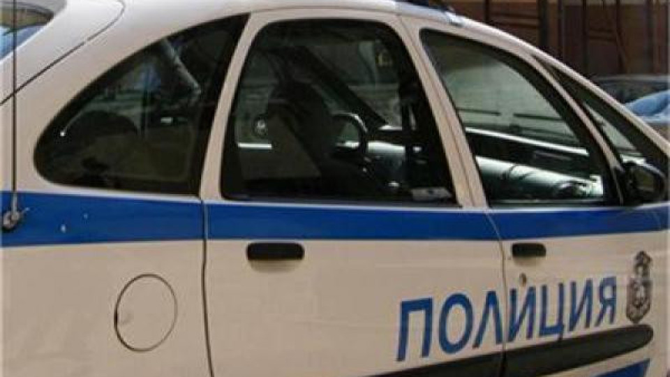 Травестит се представя за сирак, мами с икони Травестит се представя за сирак, мами с икони
