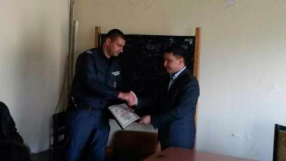 Отличиха бургаски полицай спасил пиян мъж от пожар в дома му Отличиха бургаски полицай спасил пиян мъж от пожар в дома му