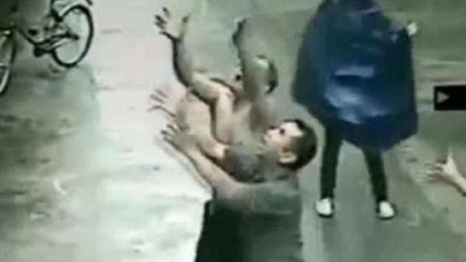 Спиращ дъха момент: Случаен минувач хвана бебе, паднало от прозорец (ВИДЕО)