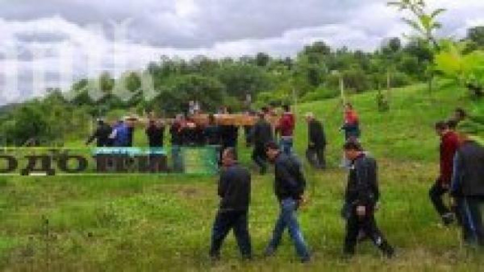 Погребаха Джейлян и Джейда в село Старово, 150 души изпратиха убитите майка и дъщеря (снимки) Погребаха Джейлян и Джейда в село Старово, 150 души изпратиха убитите майка и дъщеря (снимки)
