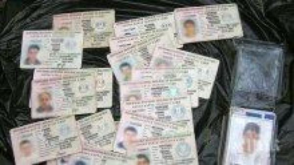 19-годишен каналджия търгува с български паспорти в Гърция