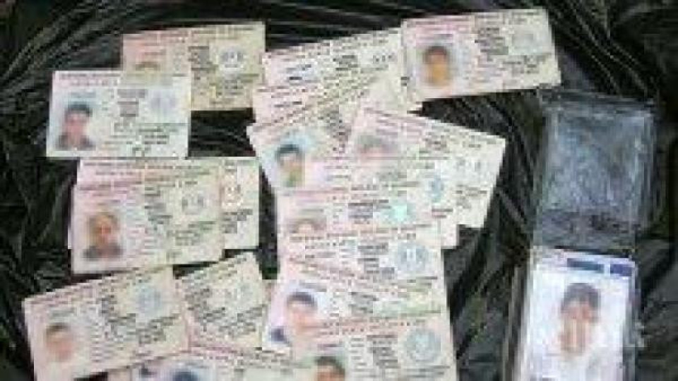 19-годишен каналджия търгува с български паспорти в Гърция 19-годишен каналджия търгува с български паспорти в Гърция