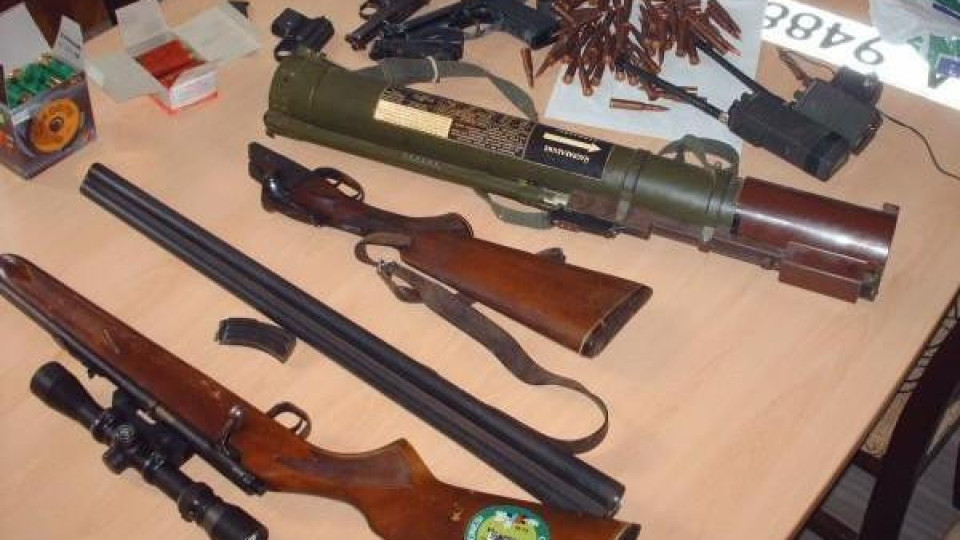 При спецакция на МВР иззеха боен арсенал от частен дом във Врачанско
