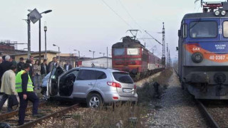 Влак помете автомобил на прелез в столичния квартал "Обеля" - един загинал