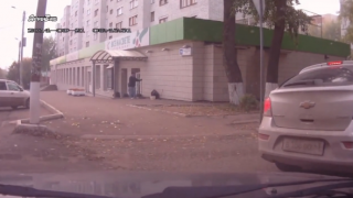 Руски полицай принуждава цивилна кола да участва в преследване