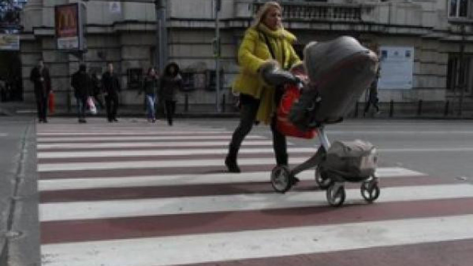 Блъснаха жена с детска количка на пешеходна пътека