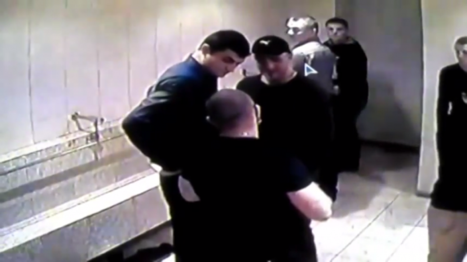 Жесток побой от охранители на дискотека в Русия