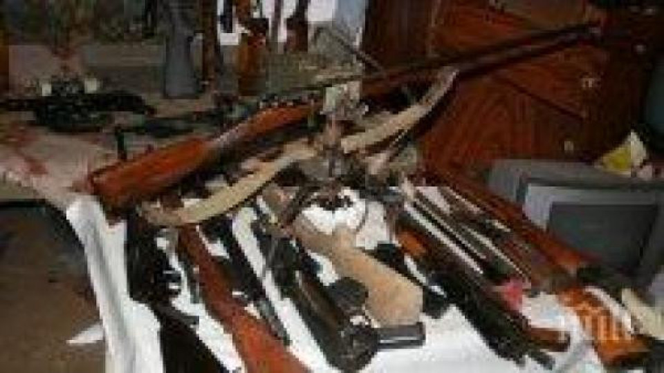 Полицията иззе оръжия, боеприпаси и старинни предмети в бургаско село