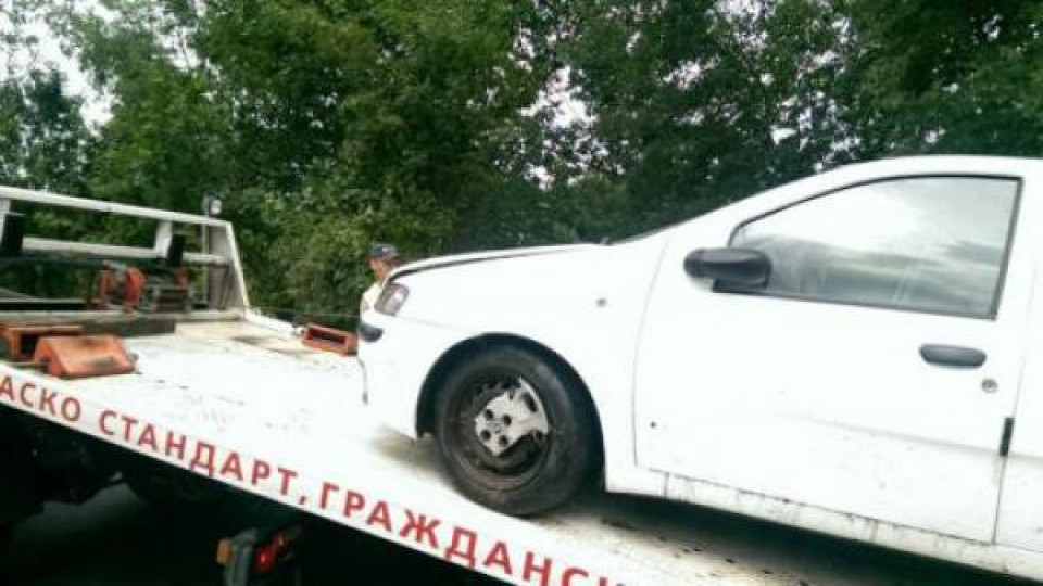 Пътят Созопол – Приморско все още е затворен. Вадят коли край Рибарското селище Пътят Созопол – Приморско все още е затворен. Вадят коли край Рибарското селище