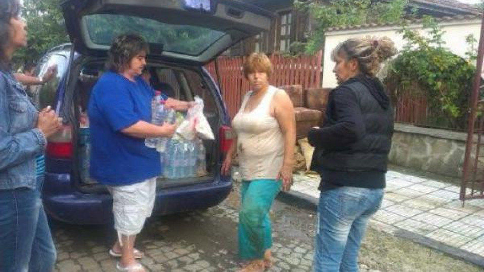 Бус с храна и вода пристигна в Ново Паничарево за пострадалите хора Бус с храна и вода пристигна в Ново Паничарево за пострадалите хора