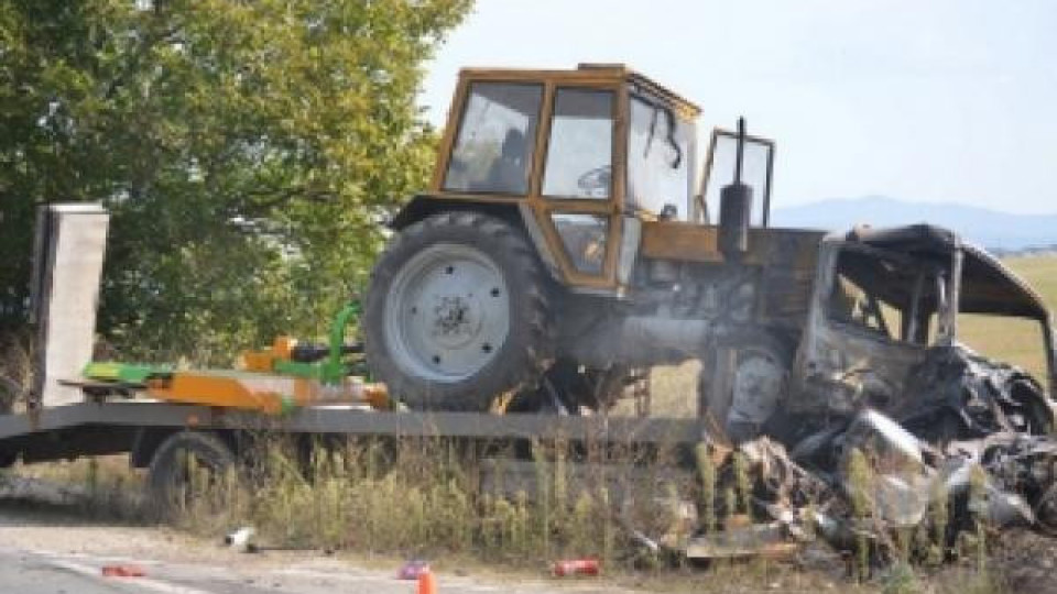 Взрив след катастрофа уби двама Взрив след катастрофа уби двама