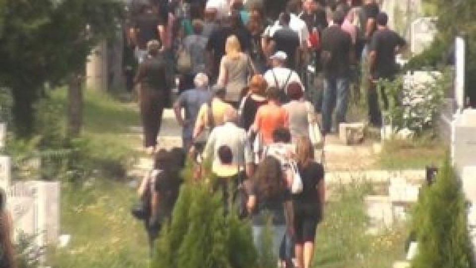 Десетки плакаха над ковчезите на Илинка и Балин! Десетки плакаха над ковчезите на Илинка и Балин!
