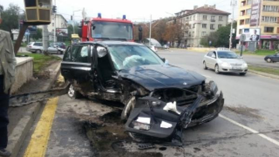 Трима в болница след катастрофа на бул. "България" Трима в болница след катастрофа на бул. "България"