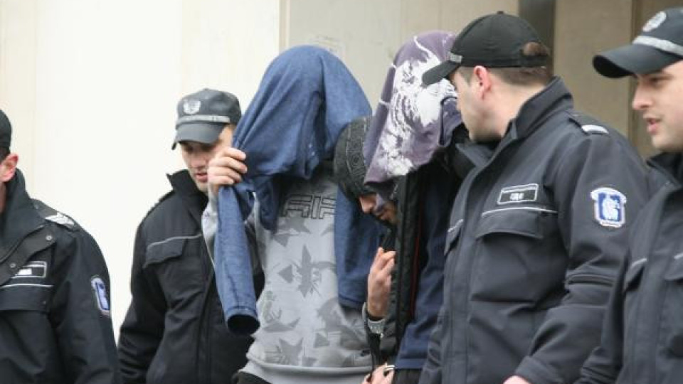 Хулигани пребиха охранител на следствения арест във Варна Хулигани пребиха охранител на следствения арест във Варна