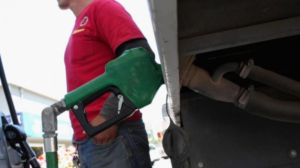 3 бензиностанции са хванати да сипват по-малко гориво