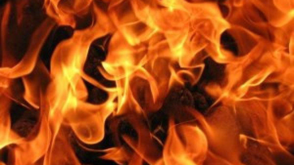 Пожар в бившия завод за електроника в Равда, горят пластмасови гранули