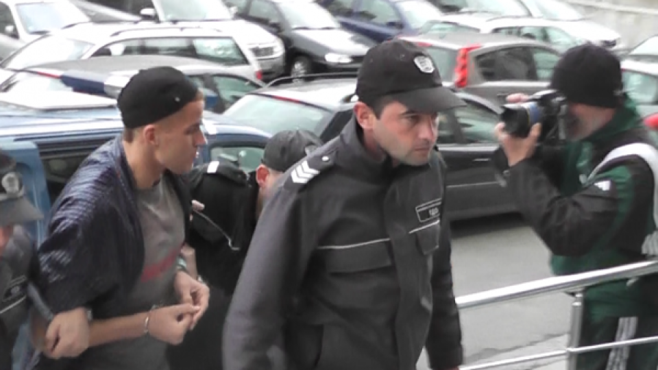Малката Рижа преби фоторепортер пред погледа на полицаите Малката Рижа преби фоторепортер пред погледа на полицаите