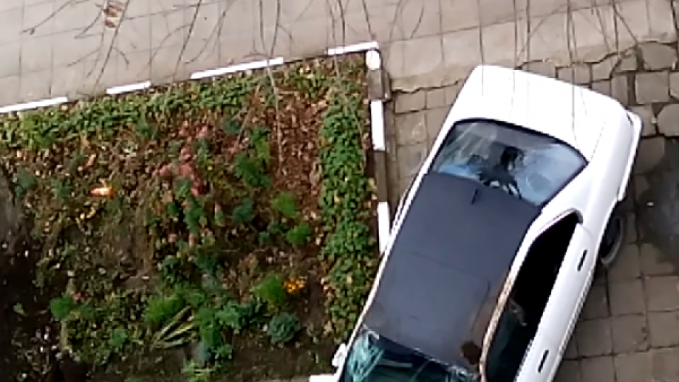 Кола блъсна жена пред вход в Карнобат (видео)