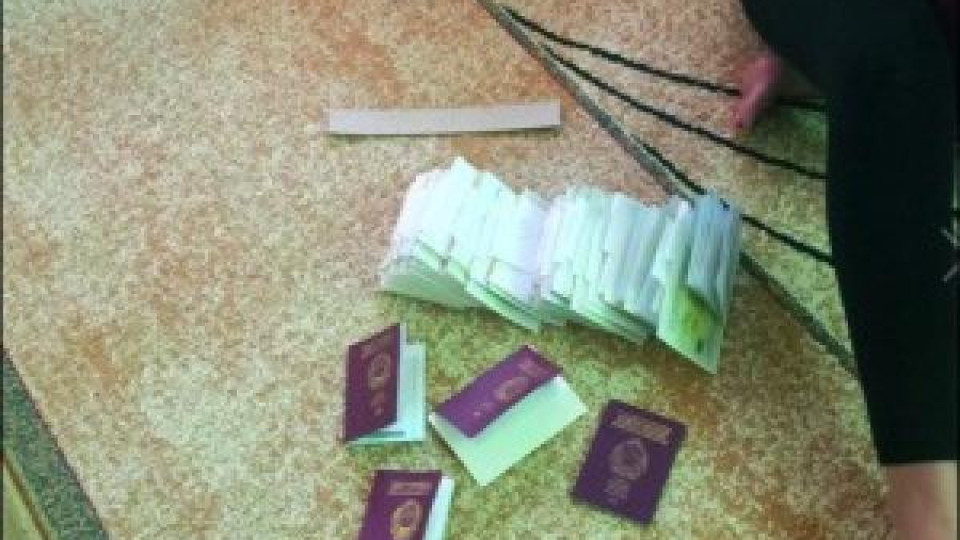 Тайна фабрика за фалшиви паспорти действа в Македония (Видео)