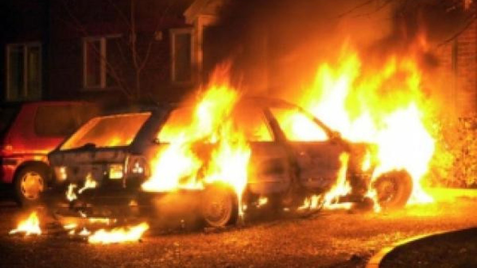 Спасиха трима от горящ автомобил Спасиха трима от горящ автомобил