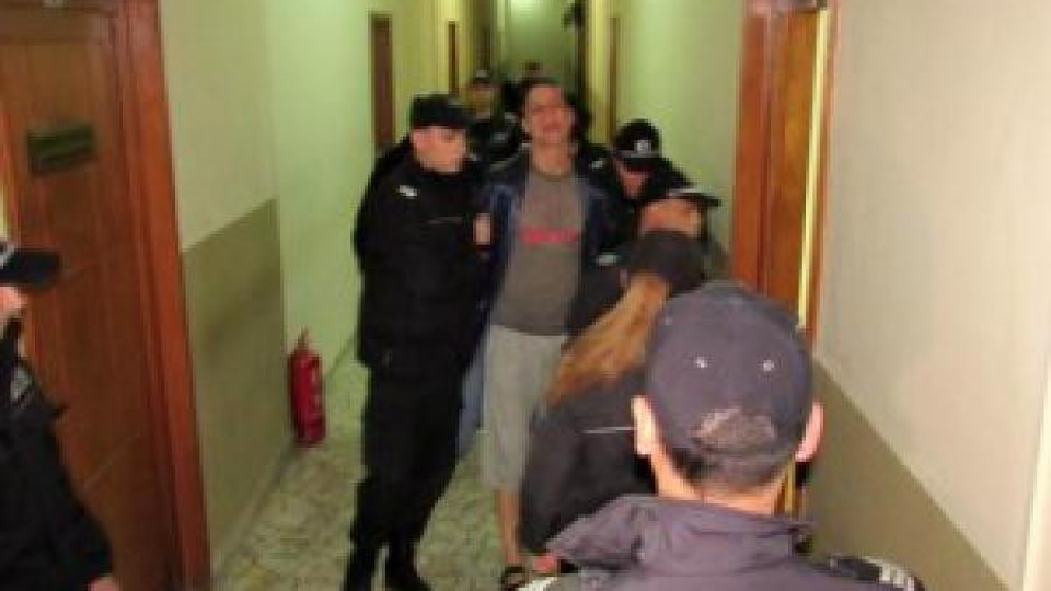Изпращат Симеон Стоянчов в затворническата болница в Ловеч Изпращат Симеон Стоянчов в затворническата болница в Ловеч