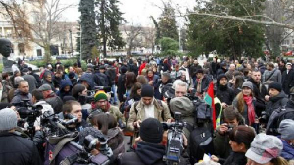 Протестът срещу Слави Бинев блокира жълтите павета (снимки)