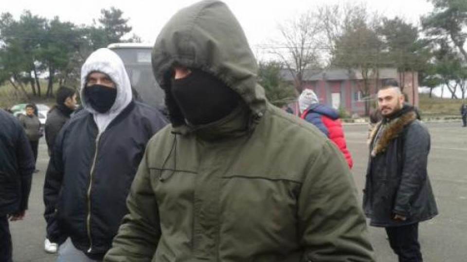 Напрежение в Дебелт. Мъже с качулки радикализираха протеста Напрежение в Дебелт. Мъже с качулки радикализираха протеста