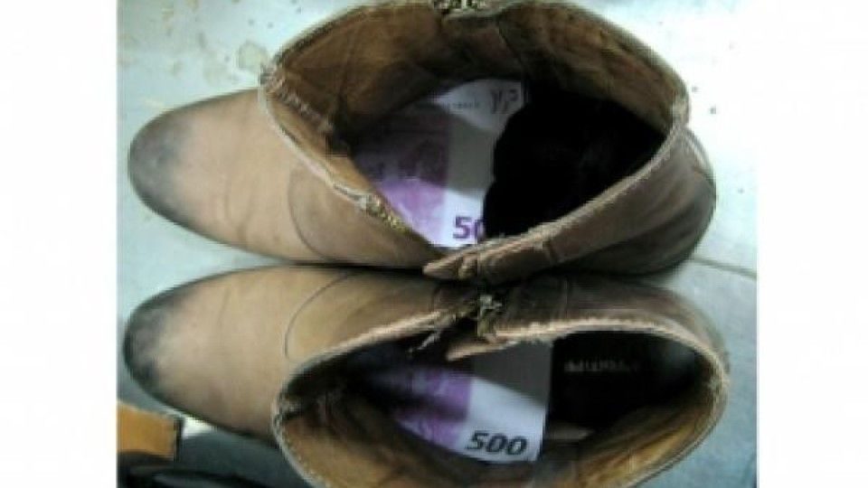 Неонацисти на протеста в Дебелт. Жандармерия пази ромската махала Неонацисти на протеста в Дебелт. Жандармерия пази ромската махала