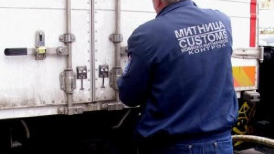 730 000 къса контрабандни цигари, 24 000 дрехи-менте и валута за 75 000 лв. задържаха митничари 730 000 къса контрабандни цигари, 24 000 дрехи-менте и валута за 75 000 лв. задържаха митничари