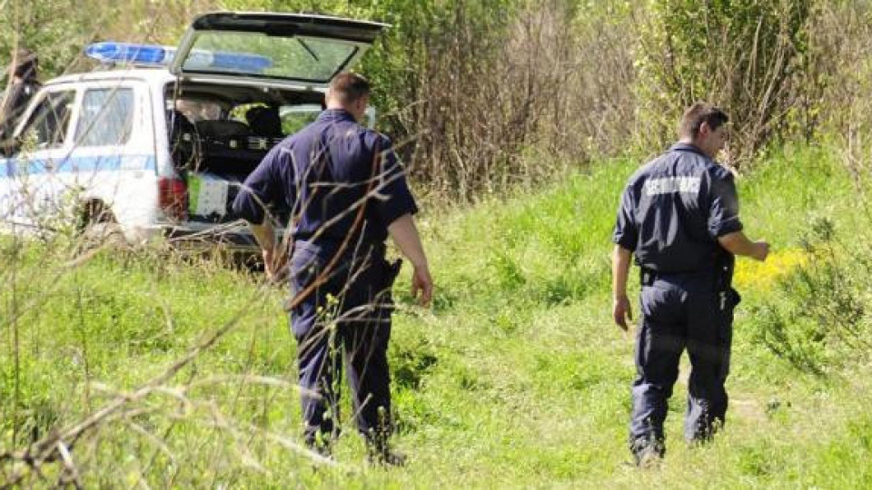 Полицията намери захвърлено в нива тяло