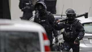 Двама терористи са се барикадирали в къща недалеч от Париж