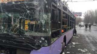 Снаряд разкъса 18 души на тролейбусна спирка в Донецк