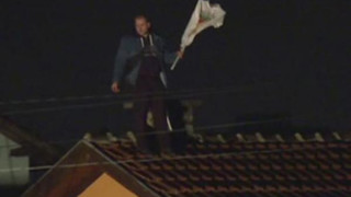 Опълченеца от Горна Баня развя знамето преди да скочи от покрива