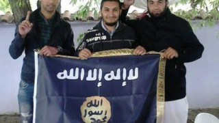 Имамът на Харманли позира със знамето на Ислямска държава