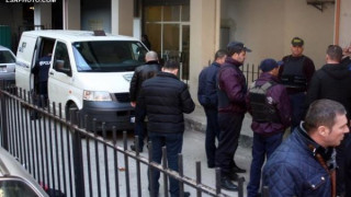 За 2 минути крадци задигнаха 1 милион евро в чували в центъра на Тирана
