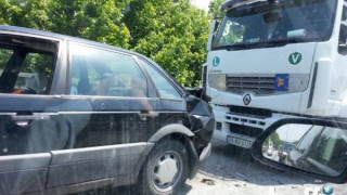 Турски тир вкара багажника на пасат в купето