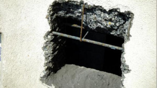 Крадец направи дупка в стена на жилище, за да го обере